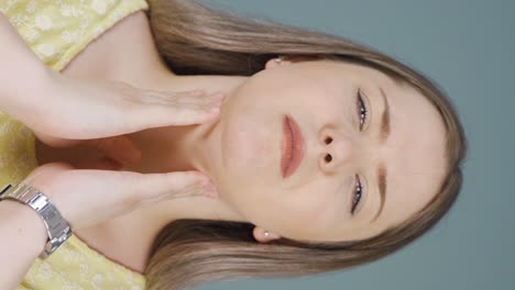 Vertical-video-of-Woman-with-sore-throat.